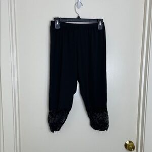 SHEIN Cropped Black Leggings with Lace Detail